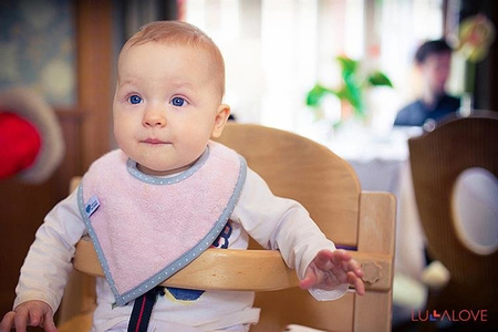 Bambusowy Śliniak z Kauczukowym Gryzakiem SupeRRO Hevea Pink Lullalove