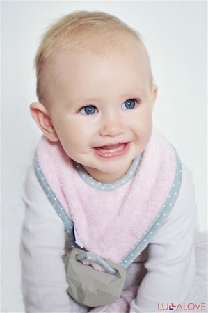 Bambusowy Śliniak z Kauczukowym Gryzakiem SupeRRO Hevea Pink Lullalove