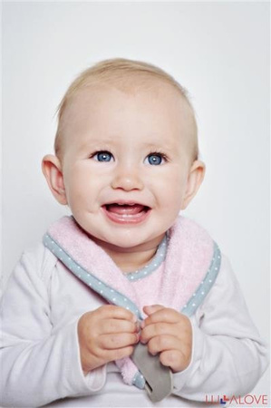 Bambusowy Śliniak z Kauczukowym Gryzakiem SupeRRO Hevea Pink Lullalove